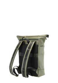 Sac à dos vert imperméable avec un design à rabat, comportant des bretelles rembourrées en maille noire et une poche zippée à l'arrière.