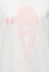 Λευκό βαμβακερό t-shirt με μεγάλο ροζ σχέδιο λεοπάρ και το κείμενο "Lala Berlin" στο κάτω μέρος. Λείο, ελαφρύ υλικό.