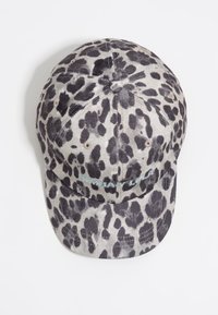 Gorra de béisbol de tela gris con un estampado de leopardo negro, con letras bordadas en azul claro en la parte frontal y una visera curvada y estructurada.