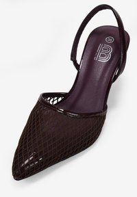 Zapato slingback de punta en color burdeos oscuro con un diseño de malla. Presenta un ribete de charol brillante y una correa delgada para un ajuste seguro. Talla 36.