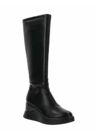 Botas negras hasta la rodilla, hechas de cuero suave, con un tacón de cuña, diseño ajustado y un sutil logotipo grabado en la parte superior.
