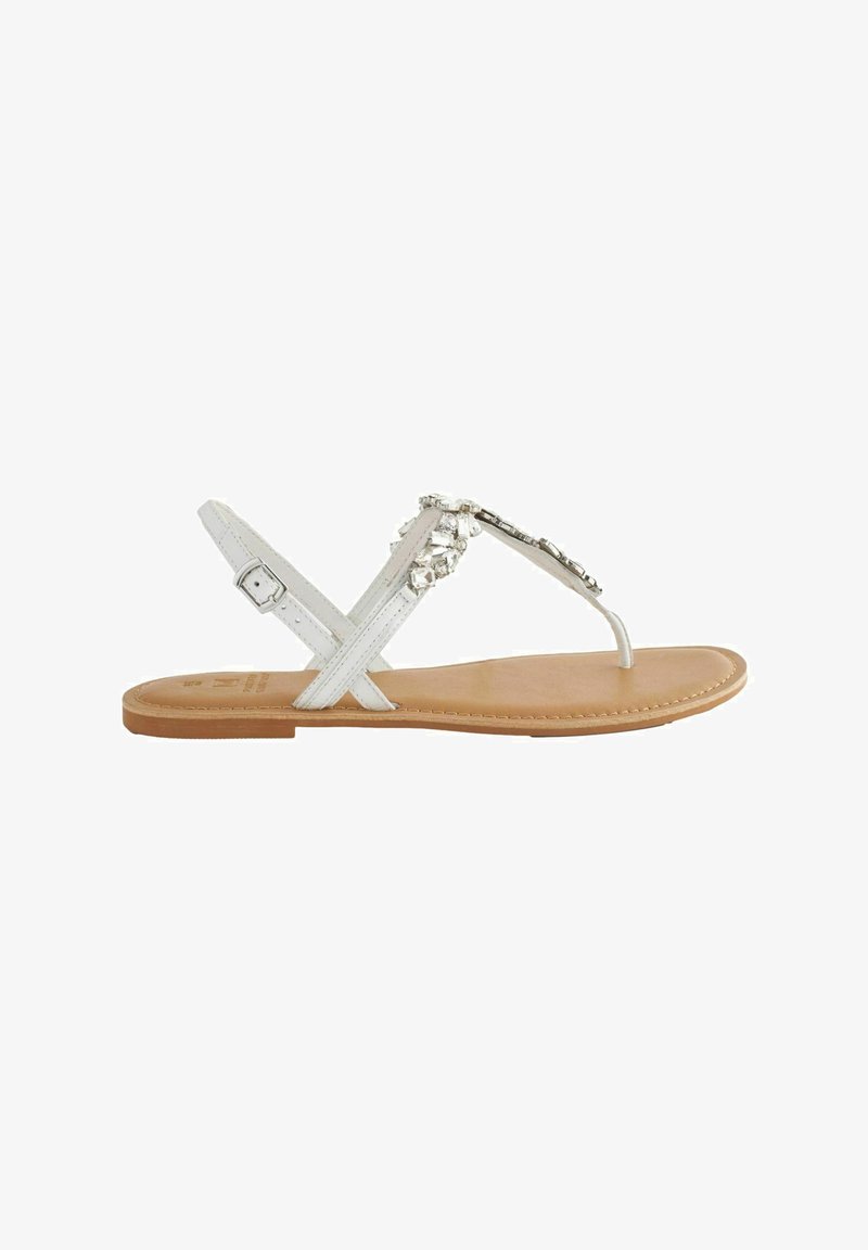 Vit fusk läder sandal med platt sula, design med tvärgående remmar och dekorativa rhinestones på ovansidan. Slät kamelfärgad innersula.