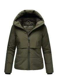 Olijfgroene pufferjack met een capuchon, voorrits en cropped ontwerp. Bevat zijzakken en zwarte accenten op de manchetten en de binnenvoering.