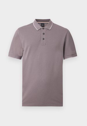 Polo mauve à manches courtes avec trois boutons noirs, fines rayures sur le col et un petit logo "BOSS" sur la poitrine.