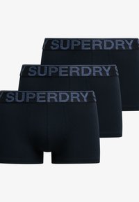 Granatowe bokserki w opakowaniu trzech sztuk. Wykonane z miękkiej bawełny, z szerokim elastycznym pasem z logo "SUPERDRY" w kontrastowych kolorach.