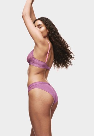 Paars lingeriesetje met kantaccenten, bestaande uit een beha met verstelbare bandjes en bijpassende lage slip, met een gladde textuur en ingewikkeld ontwerp.