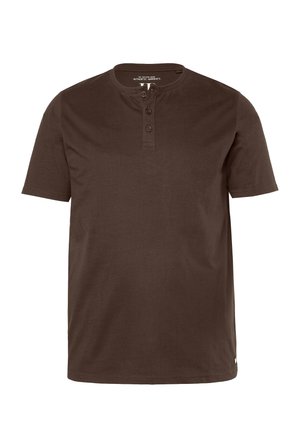 Camisa marrón de manga corta con escote redondo y tres botones. Confeccionada con una tela suave, presenta un corte recto y detalles de costura sutiles.