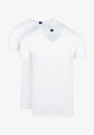 Twee witte T-shirts met korte mouwen en V-hals gestapeld, met het vooraanzicht en merklintjes in de nek.