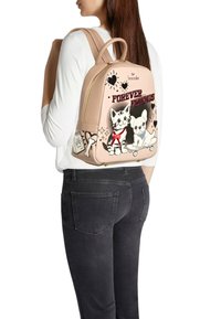 Zaino in ecopelle rosa con disegno di gattini e un cucciolo in stile cartone animato, con la scritta "FOREVER FRIENDS." Cerniera dorata e spallacci regolabili.