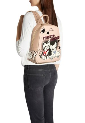 Zaino in ecopelle rosa con disegno di gattini e un cucciolo in stile cartone animato, con la scritta "FOREVER FRIENDS." Cerniera dorata e spallacci regolabili.