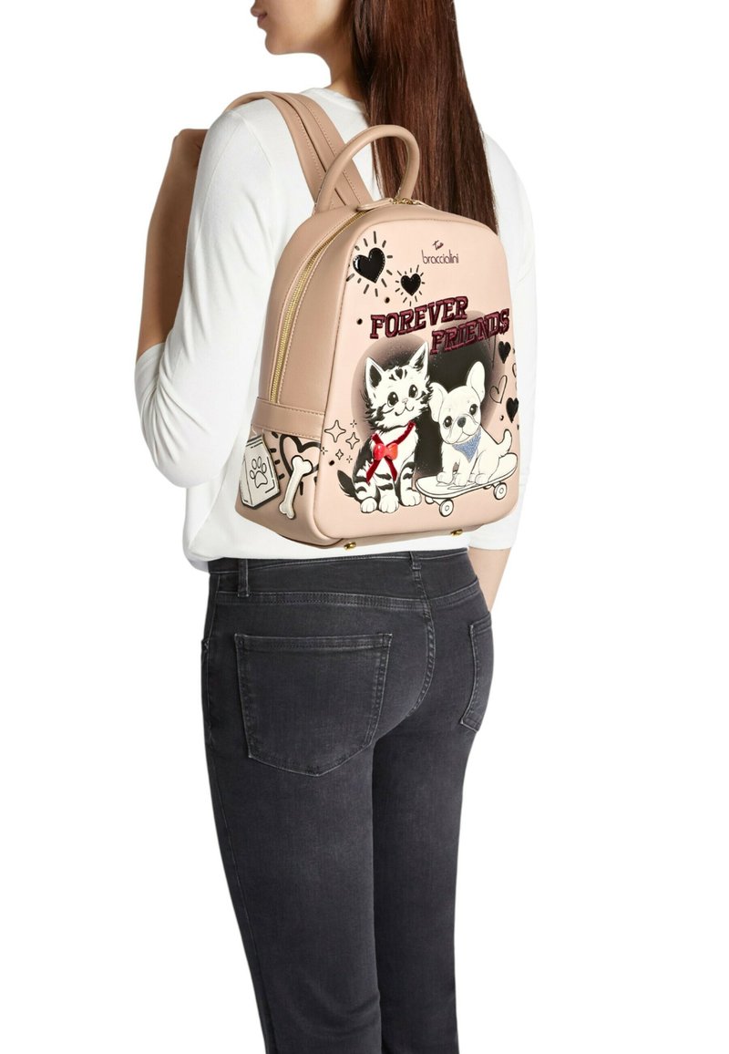 Zaino in ecopelle rosa con disegno di gattini e un cucciolo in stile cartone animato, con la scritta "FOREVER FRIENDS." Cerniera dorata e spallacci regolabili.
