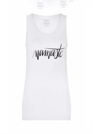 Valkoinen tanktoppi, joka on valmistettu pehmeästä kankaasta, ja etuosassa on suuri musta kursiivilla kirjoitettu "namaste" -teksti. Tavallinen malli, jossa on pyöreä pääntie.