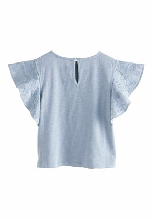 Top albastru deschis cu mâneci voluminoase, decorat cu broderie florală. Deschidere în spate cu un orificiu de tip cheie, asigurată cu un nasture rotund. Țesătură netedă.