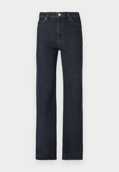 Ciemne dżinsy z prostą nogawką, w stylu z pięcioma kieszeniami i klasycznym zapięciem na guziki. Subtelne przeszycia zdobiące szwy.