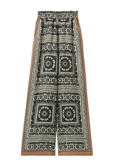 Pantalones de pierna ancha con estampado y cintura fruncida, que presentan una mezcla de verde, azul marino, beige y marrón en diseños geométricos.