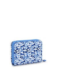 Niebieski portfel w wzory z zamkiem błyskawicznym, charakteryzujący się geometrycznym wzorem w różnych odcieniach niebieskiego i białego. Teksturowana powierzchnia tkaniny.