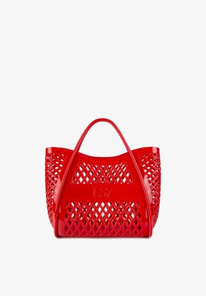 Rode plastic tote bag met een diamanten lattice ontwerp, twee handvatten en een stevige bodemplaat. De voorkant toont het nummer "57" in reliëf.