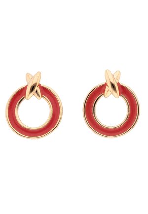 Orecchini tono oro con cerchi circolari in smalto rosso e un motivo annodato nella parte superiore, mostrati su uno sfondo bianco.