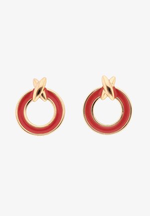 Kullanväriset korvakorut, joissa on punaiset emalikoristetut, pyöreät renkaat ja solmukuvio yläosassa, valkoista taustaa vasten.