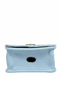 Lichtblauwe leren portemonnee met een gestructureerde afwerking, voorzien van een zwarte accentpunt en een gouden drukknoopsluiting. Compact rechthoekig van vorm.