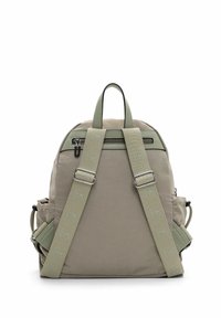 Khakinvärinen reppu, jossa pehmustettu selkäosa, säädettävät olkahihnat, yläkahva, vetoketjullinen suljenta ja sivutaskut. Hihnoissa on logokoristeet.