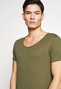Pier One T-shirt básica - khaki