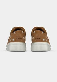 Bruna mocka sneakers med vit prästkragemönster, rundad tå och beige gummisula med lätt platå. Camper-logga på hälen.