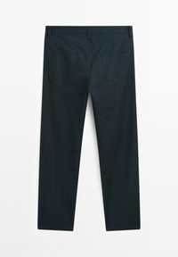 Tmavě modré bavlněné kalhoty se rovný střih. Obsahují dvě zadní kapsy s úhlovými klopami a hladký povrch. Čistý, minimalistický design.