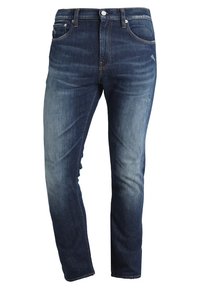 Granatowe dżinsy z lekkim przetarciem, dopasowany krój, styl pięciu kieszeni oraz kontrastowe przeszycia. Gładka faktura i klasyczny fason.