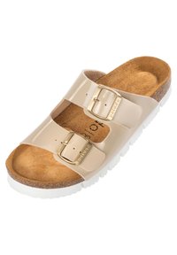 Beige instap sandaal met twee verstelbare gespen, glanzend synthetisch bovenwerk, textuur kurken inlegzool en witte rubberen zool.
