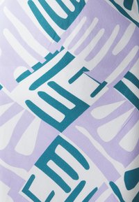 Mønstret stoff med overlappende former i teal, lavendel og hvit. Slett tekstur med abstrakte håndfotlignende design.