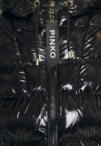 Černá lesklá prošívaná bunda s předním zipem, černými šňůrkami se zlatými konci a černou textilní nášivkou s nápisem "PINKO" bílými písmeny.