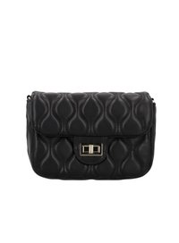 Bolso de mano de piel acolchada negra con forma rectangular, que presenta un cierre en tono dorado y un patrón de olas texturizado en el exterior.