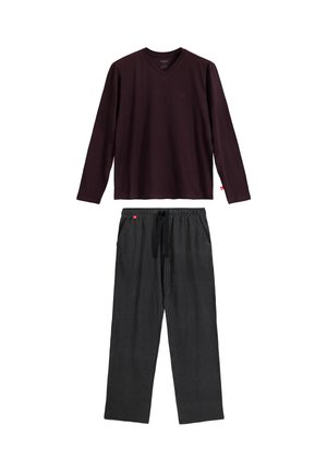 Długi rękaw, głęboki burgundowy top w serek z małym logo; zestawiony z lekkimi czarnymi spodniami w biały prążek i elastycznym pasem.