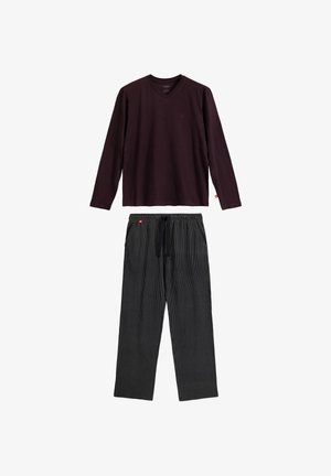 Długi rękaw, głęboki burgundowy top w serek z małym logo; zestawiony z lekkimi czarnymi spodniami w biały prążek i elastycznym pasem.