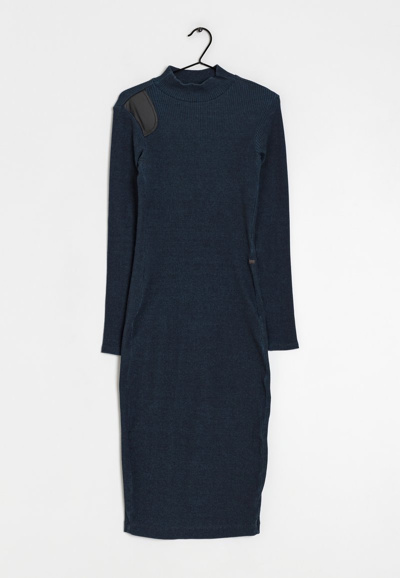 Robe midi côtelée bleu foncé à manches longues, col montant et détail patch noir sur l’épaule gauche, suspendue sur un cintre noir.