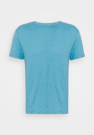 Prosty jasnoniebieski T-shirt z krótkim rękawem i okrągłym dekoltem, widok z przodu, na białym tle.