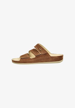 Sandale mule en daim marron à bout ouvert avec trois brides velcro ajustables et une semelle plate de couleur claire.