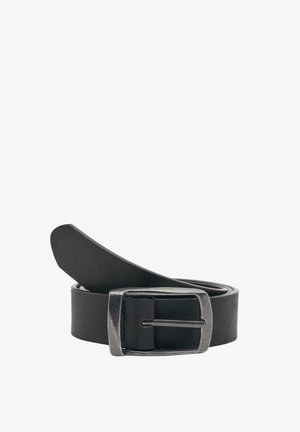 Ceinture en cuir noir enroulée avec une boucle rectangulaire argentée mate sur fond blanc.