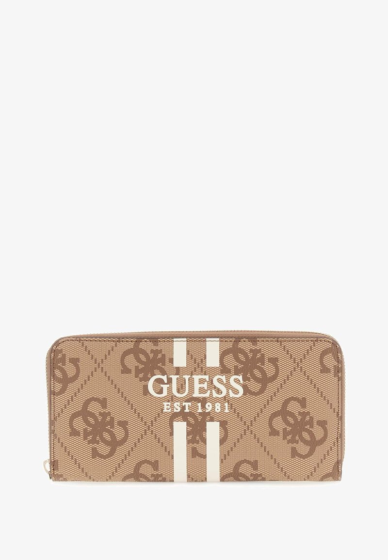 Portfel GUESS w beżowym materiale syntetycznym z wzorem w diamenty, białymi paskami i wytłoczonym logo. Zamek błyskawiczny wzdłuż górnej krawędzi.