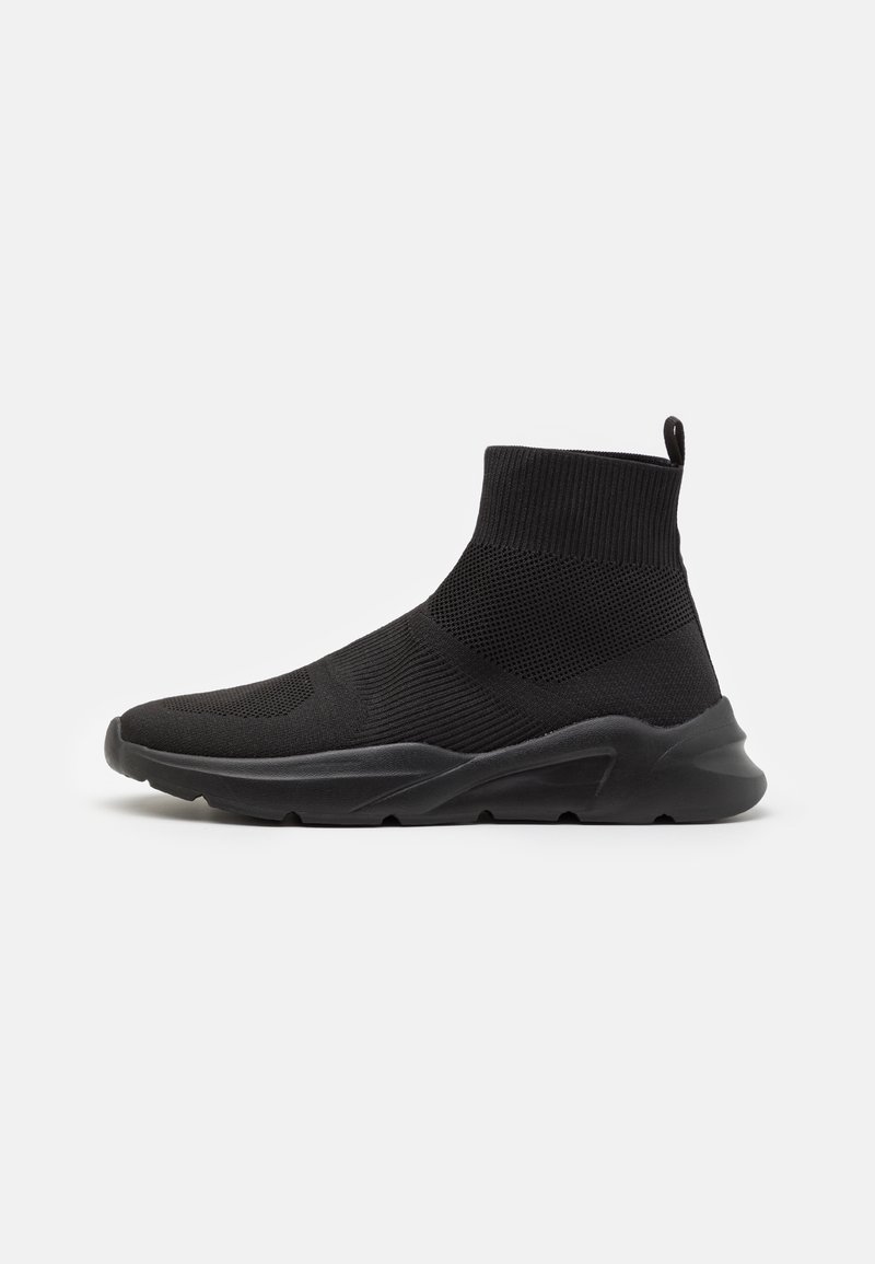 Czarny sneaker o stylu skarpetowym z teksturowaną cholewą z dzianiny, podwyższonym kołnierzem oraz amortyzowaną podeszwą z falistym wzorem dla większej elastyczności.