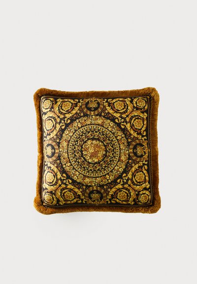 Τετράγωνο διακοσμητικό μαξιλάρι με μαύρο ύφασμα, χρυσά λουλουδένια μοτίβα και περίπλοκα κυκλικά σχέδια, περιτριγυρισμένο από καφέ μαλακή φούντα.