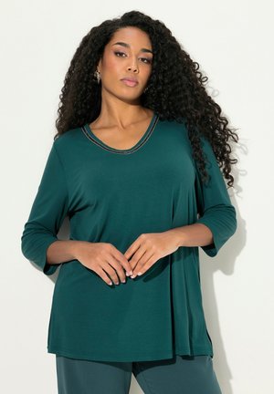 Top de manga larga en color verde azulado con escote en V y detalles plateados alrededor del cuello, que presenta un corte relajado y una tela suave y ligera.