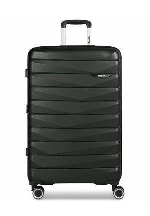 Valigia rigida in nera opaca con un design testurizzato, manico telescopico e doppie ruote per una maggiore mobilità. Presenta il logo sul fronte.