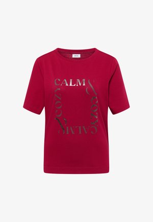 Rød bomulds t-shirt med korte ærmer og rund halsudskæring, prydet med metallisk sølvtekst "CALM & COZY" i et mønstret layout.