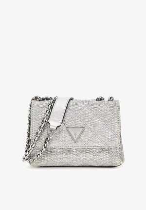 Hopeapintainen punottu käsilaukku, jossa on ketjuhihna. Laukussa on puolisuunnikkaan muotoinen metallinen logo-osa ja teksturoitu pinta. Kompakti suorakaiteen muotoinen.