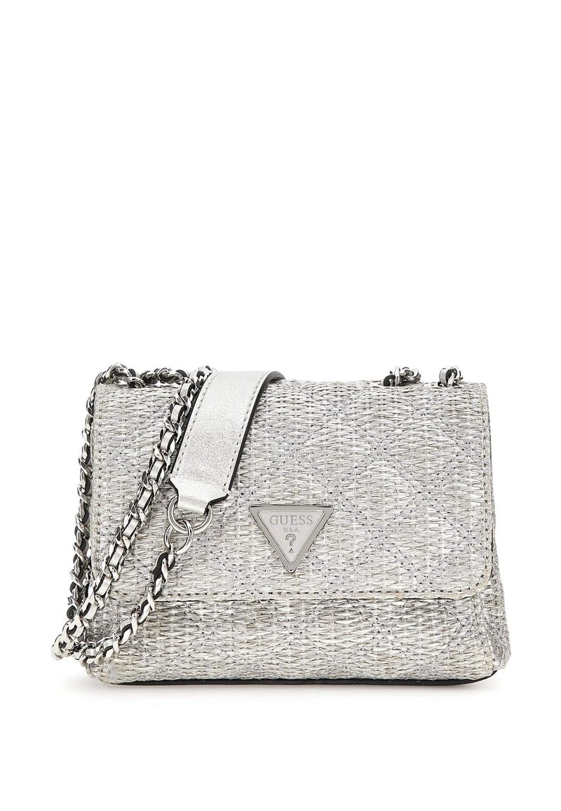 Borsa a tracolla intrecciata argento con catena, caratterizzata da una targa metallica triangolare e una superficie testurizzata. Forma rettangolare compatta.