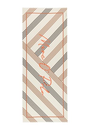 Rechteckiger Stoff mit diagonalen schwarzen und braunen Streifen, umrahmt von einem orangenen Rand, mit orangem kursivem Text "Man O' Dia" vertikal zentriert.