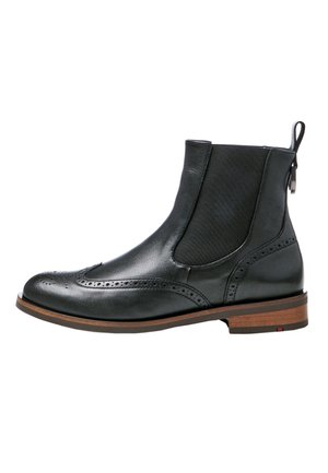 Bottine en cuir noir avec panneaux latéraux élastiques, détails brogues, bout pointu et talon en bois avec un accent rouge.