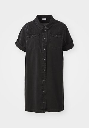 Schwarzes Denim-Hemdkleid mit kurzen, hochgerollten Ärmeln, zwei Brusttaschen, durchgehender Knopfleiste und gerader Silhouette.